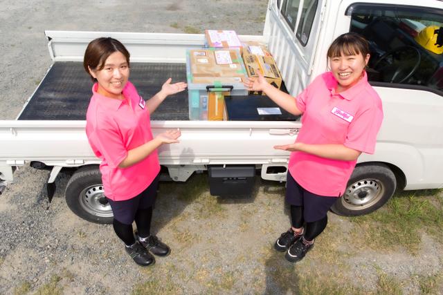 トラックに積んだ不用品とハートフル山口のスタッフ写真